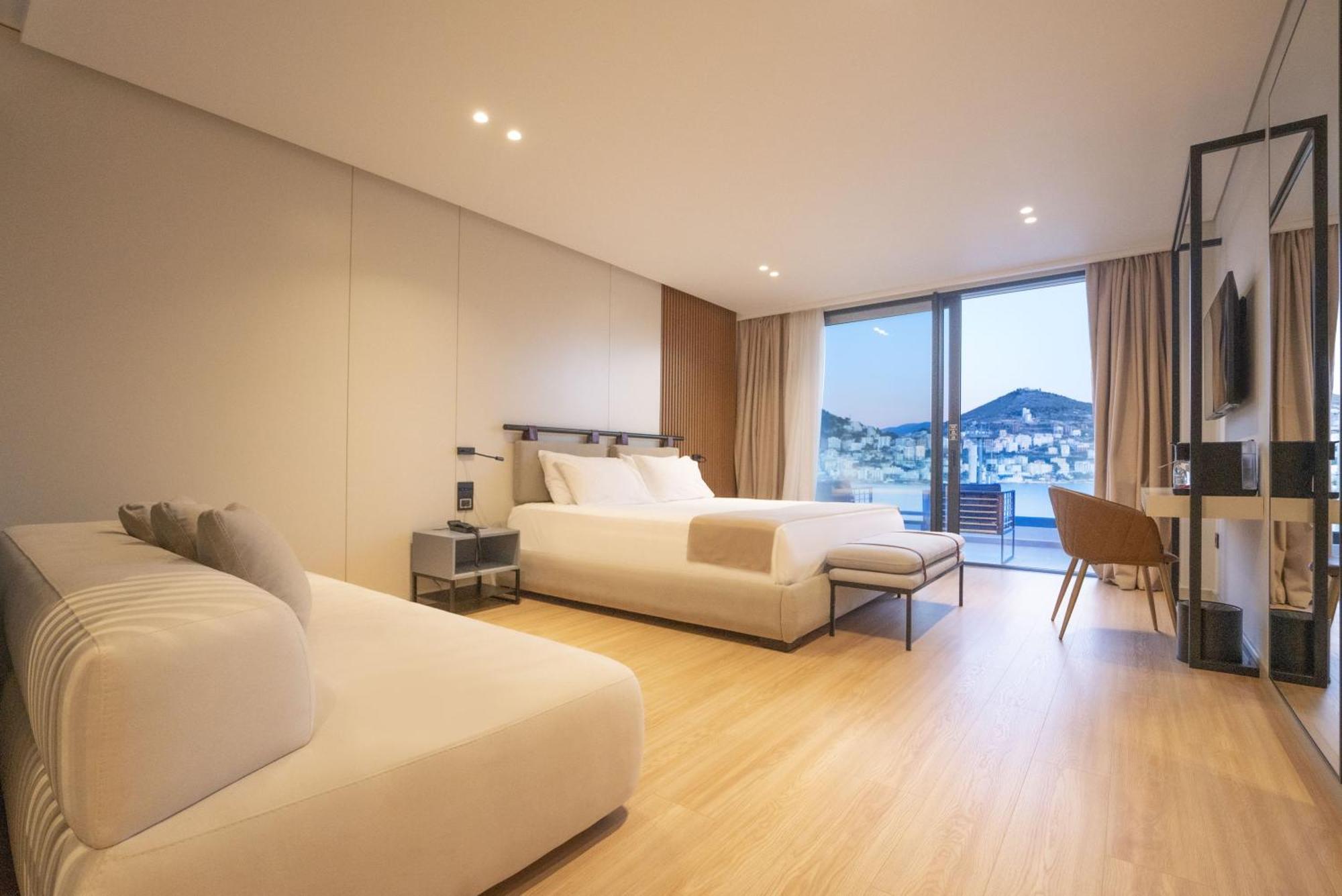 Yacht Premium Hotel Sarandë エクステリア 写真