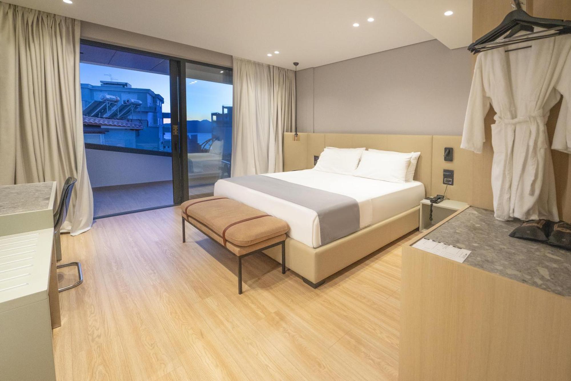 Yacht Premium Hotel Sarandë エクステリア 写真
