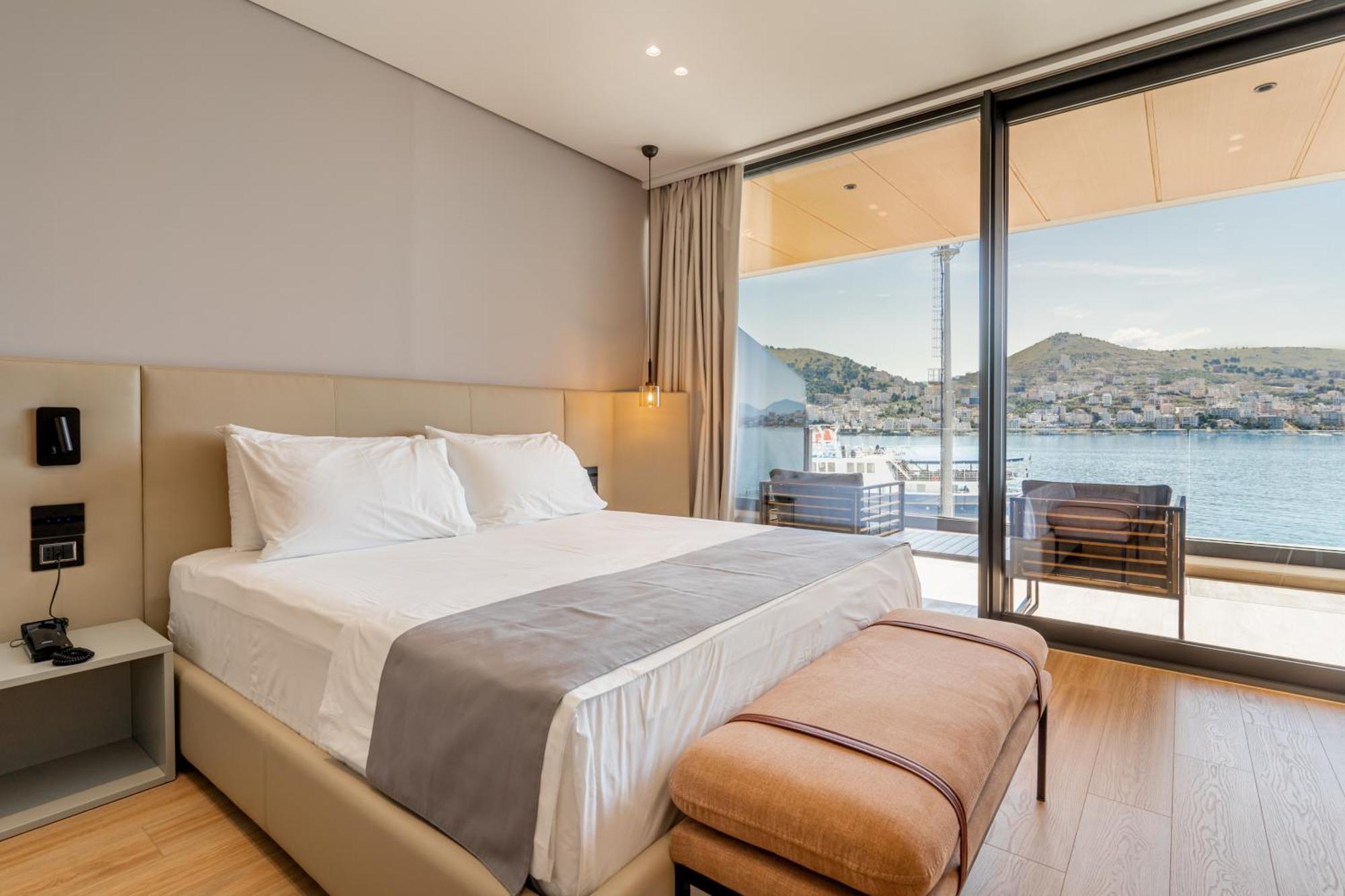 Yacht Premium Hotel Sarandë エクステリア 写真